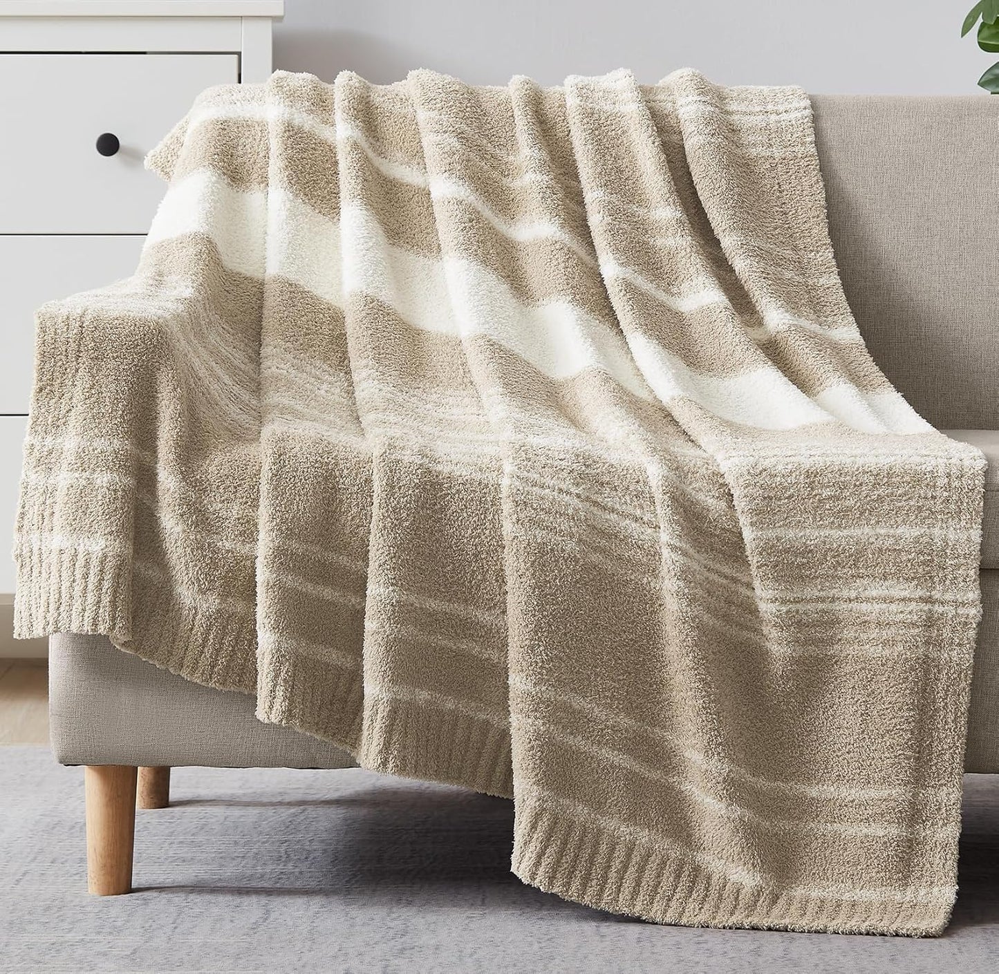 Cozy Checkered Throw Blanket