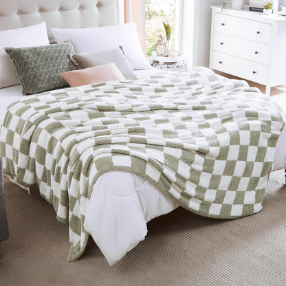 Cozy Checkered Throw Blanket