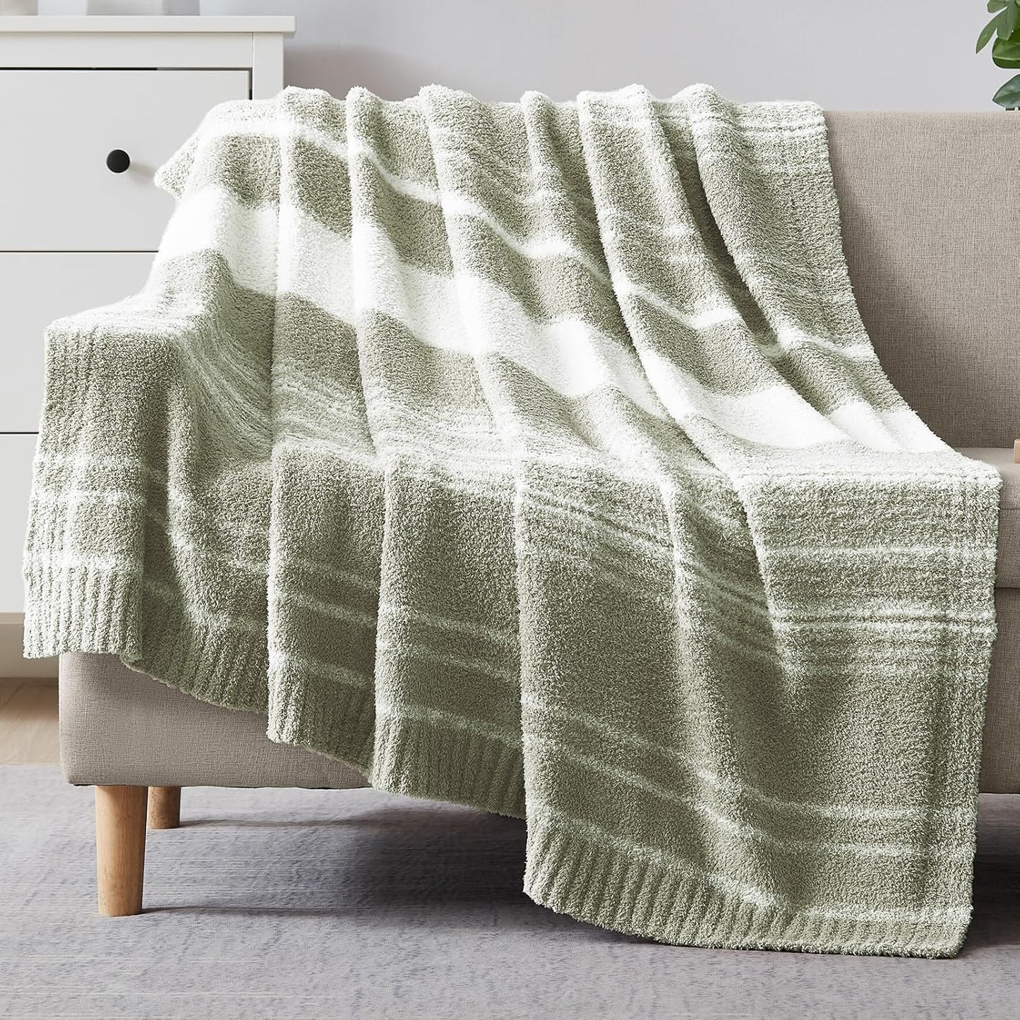 Cozy Checkered Throw Blanket